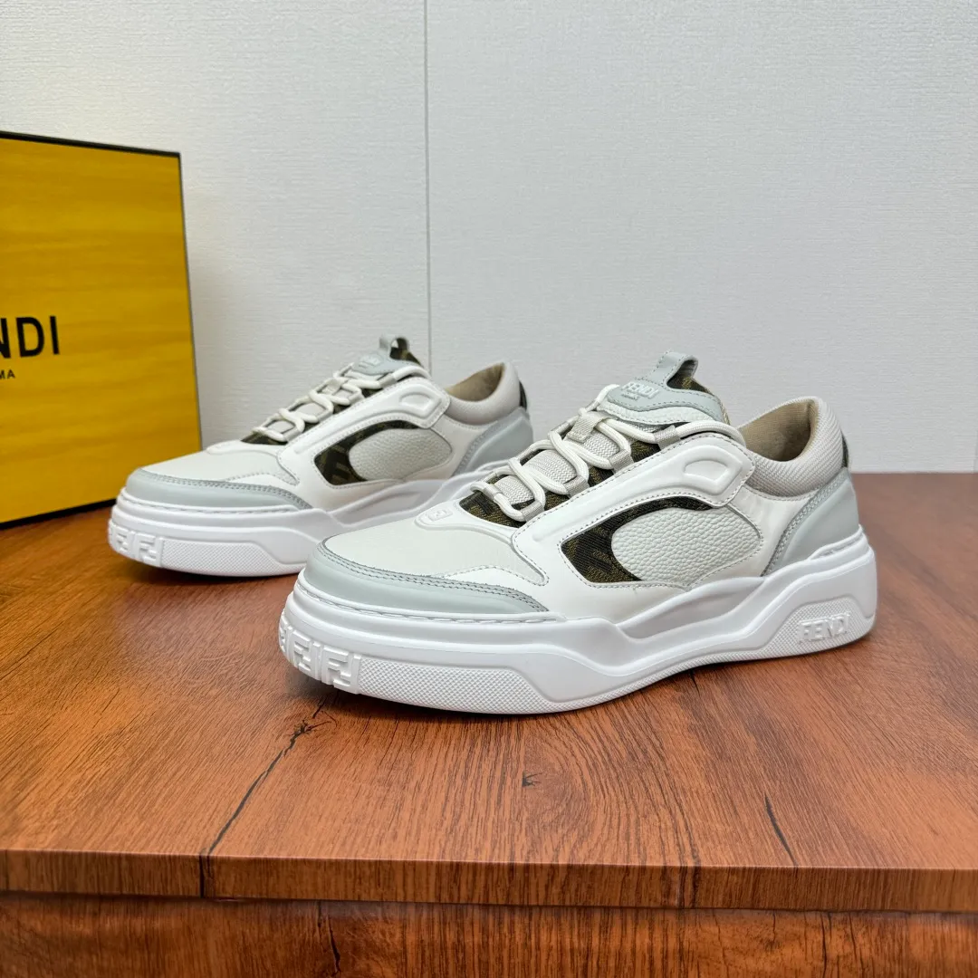 Batch 780 FENDI/FENDI Force men's sports shoes, new thick-soled lightweight lace-up low-top shoes at the counter, made of white full-grain leather and white and brown smooth leather, with padded elements. Brown FF jacquard and yellow technical fabric details. Lightweight, thick white sole with FF graphic details on the toe and heel. Main body of pebbled soft cowhide with Nappa calfskin. Contrasting color multiple composite splicing, extremely modern and youthful, webbing style lace-up hole design, multiple injection molded brand logo plastic modules on the toe, and embroidered FF logo on the side, heavy craftsmanship, full of details, super high quality control and fine workmanship! Full mesh breathable lining, ultra-light TPR foam rubber; molded outsole, lightweight and versatile, non-slip and wear-resistant! Comes with full packaging! Size: 39-40-41-42-43-44 Leather shoe size (can be customized, 38.45 cannot be returned or exchanged) Item number: 7E1728 Gray and white
